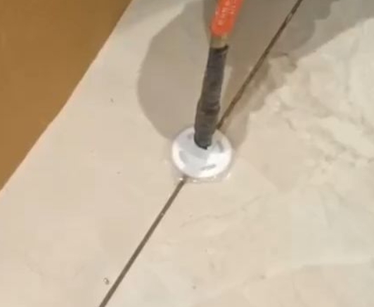 永济瓷砖空鼓维修公司专业解答瓷砖在铺贴过程中，如果没有涂抹均匀到位的粘结材料（如水泥砂浆或瓷砖胶），可能会导致以下问题