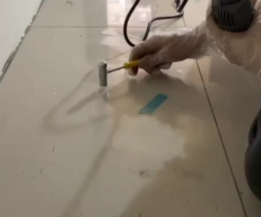 永济瓷砖开裂维修公司专业分享瓷砖在铺贴前如果没有沥干水分，将会导致以下问题